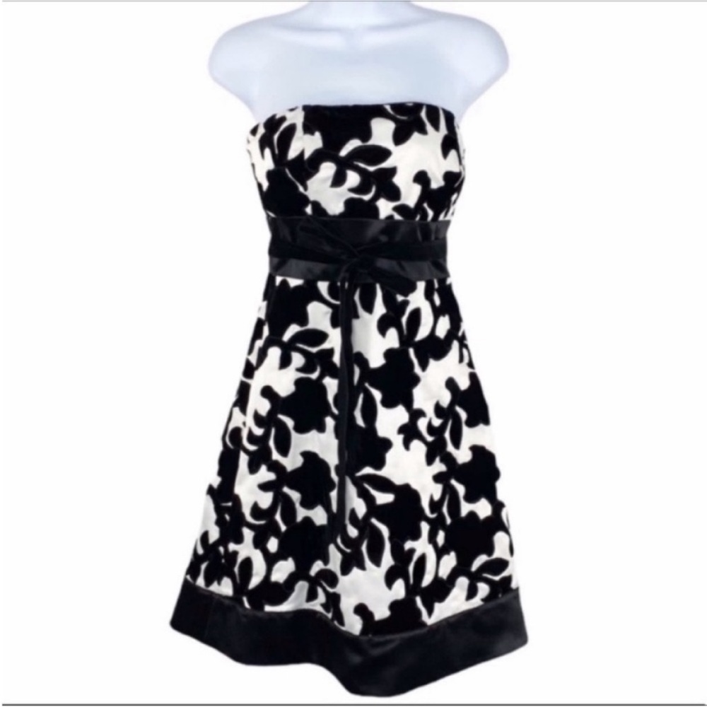WHITE HOUSE BLACK MARKET velvet strapless dress 0 - Picture 1 of 10